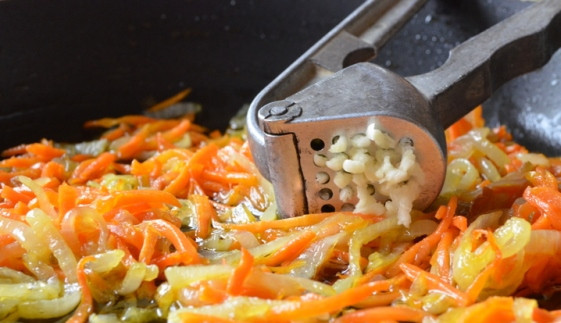 1. Этап. Кабачки по-марсельки: Лук и морковь обжариваем на растительном масле, затем добавляем соль и измельченный чеснок.