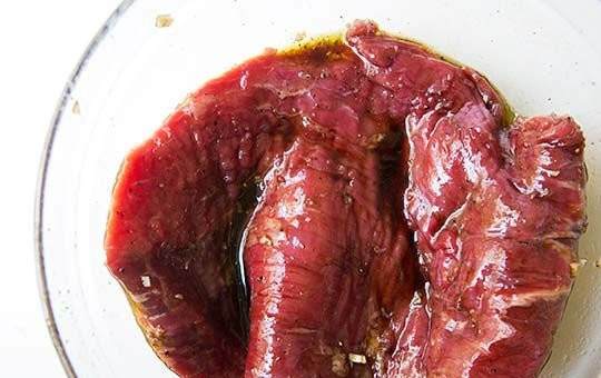 1. Этап. Фланк стейк на гриле: 1. Стейк вымойте, обсушите и выложите в глубокую мисочку. Добавьте масло, соевый соус, уксус, чеснок, мед и перец. Перемешайте и уберите в холодильник.