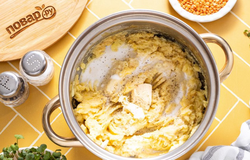 1. Этап. Пюре из картофеля и красной чечевицы: Добавьте сливочное масло, влейте сливки, посолите и поперчите по вкусу. Все перемешайте.