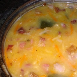 1. Этап. Гороховый суп с копчеными ребрами: Перчим и солим, добавляем лавровый лист и тщательно перемешиваем, доводим до кипения и варим минут 5-7