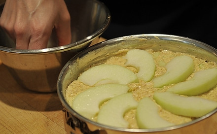 1. Этап. Американский яблочный пирог: Сверху веером раскладываем кусочки яблок и отправляем пирог запекаться в предварительно разогретую до 150 градусов духовку примерно на 1 час и 20 минут.