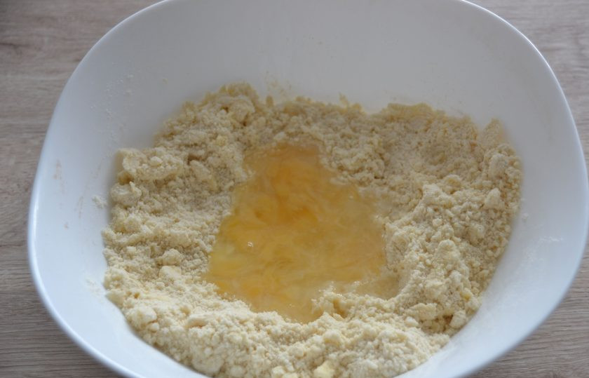 1. Этап. Киш с копченой курицей: Влейте яичную 