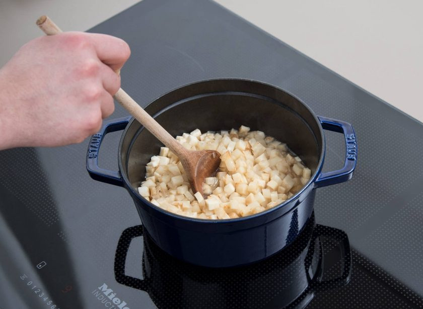 1. Этап. Рагу из говядины с сельдереем: 3. В это время займитесь пюре. Сельдерей нарежьте кубиками. Отправьте их с маслом в сотейник. Влейте овощной бульон. Варите сельдерей после закипания в течение 15 минут.