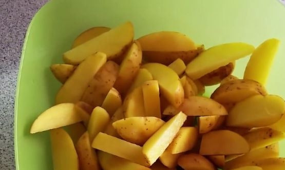 1. Этап. Печеная картошка: Картофель вымойте, очистите щеткой от грязи и песка. Затем разрежьте на небольшие дольки и промойте еще раз. Обсушите бумажными полотенцами. Если картофель молодой, то вы можете его не очищать от кожуры.