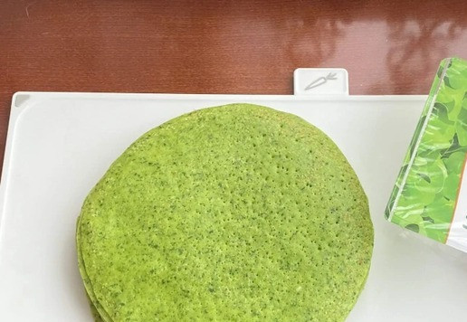 1. Этап. Шадлав: Остывшие блины обрежьте по краю, до необходимого диаметра. ( у меня 19 см)