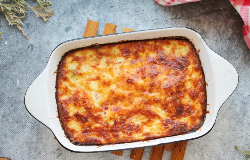 1. Этап. Гавайская запеканка: Поставьте форму с будущей запеканкой в горячую духовку и запекайте в течение 20-25 минут при температуре 180 градусов, до готовности. Готовую гавайскую запеканку достаньте из духовки и сразу подавайте на стол, порезав порционно.