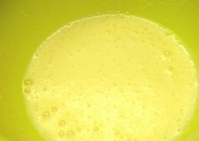 1. Этап. Медовый торт простой: Взбиваем охлажденные яйца с солью.