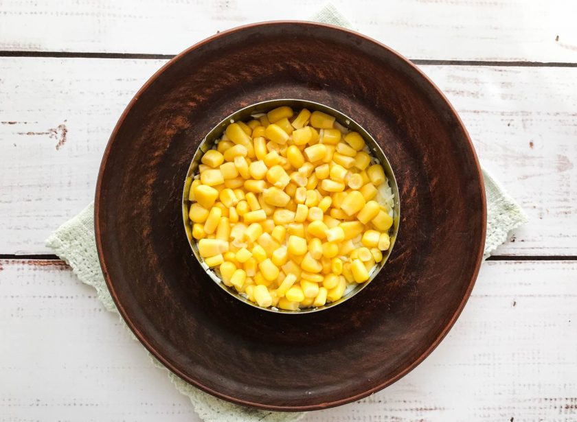 1. Этап. Салат Диана с печенью трески: Сверху сделайте слой из консервированной кукурузы.