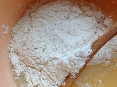 1. Этап. Тесто на бешбармак: Просейте муку через сито. Затем понемногу добавляйте его в миску к остальным ингредиентам. Замесите гладкое и эластичное тесто. Оно не должно быть липким и забитым мукой.