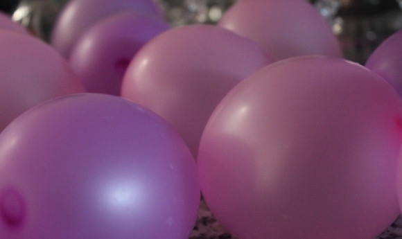 1. Этап. Шоколадные корзинки: 1. Сначала подготовим небольшие надувные шарики. Возьмите штук 10-12. Замочите их в теплой воде с солью, чтобы продезинфицировать. Потом осушите.