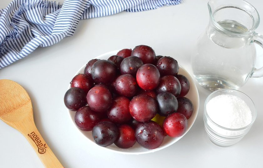 1. Этап. Сливовый компот на зиму: Подготовьте ингредиенты, стерильные банки и крышки.