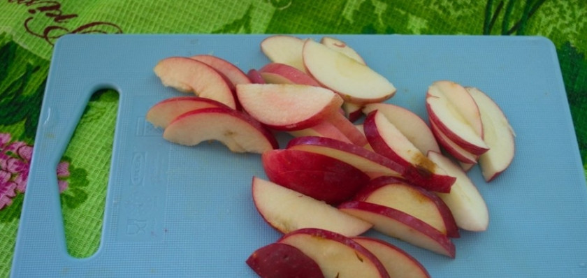 1. Этап. Шоколадный манник с карамельными яблоками: 3. Яблоки (у меня кисло-сладкие) мою и разрезаю на 2 части, затем вычищаю семена и нарезаю тонкими пластинами.