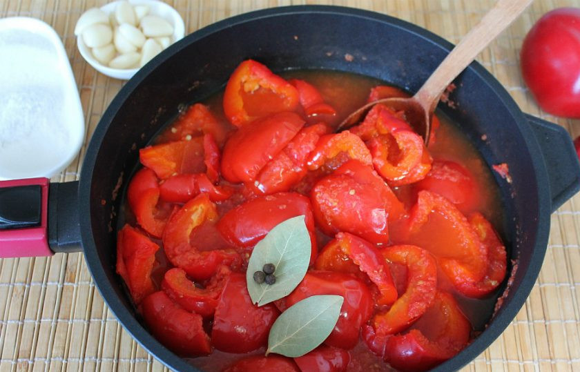 1. Этап. Лечо с чесноком: Далее, добавляем лавровый лист и душистый перец.
