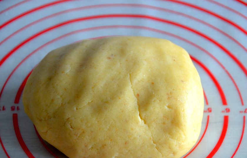 1. Этап. Саксонское печенье: Вымешивайте тесто не долго, чтобы не было длительного контакта с руками и масло не начало таять.