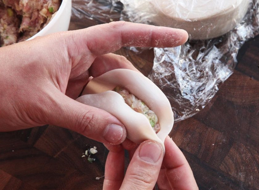 1. Этап. Японские пельмени Гедза со свининой: 7. И аккуратно залепите края.