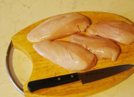 1. Этап. Котлеты по-албански: Грудку порезать на мелкие кубики.