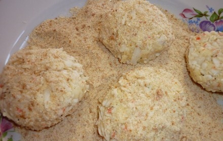 1. Этап. Крабовые котлеты с сыром: 5. Из получившейся массы формируем котлетки, затем обваливаем их в панировочных сухарях. По желанию добавляем кунжут.