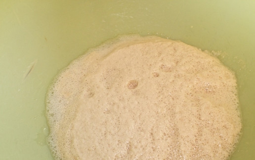 1. Этап. Пирожки с капустой на сдобном тесте: 2. Поставьте миску в теплое место и дайте настояться 10 минут, чтобы активировались дрожжи.