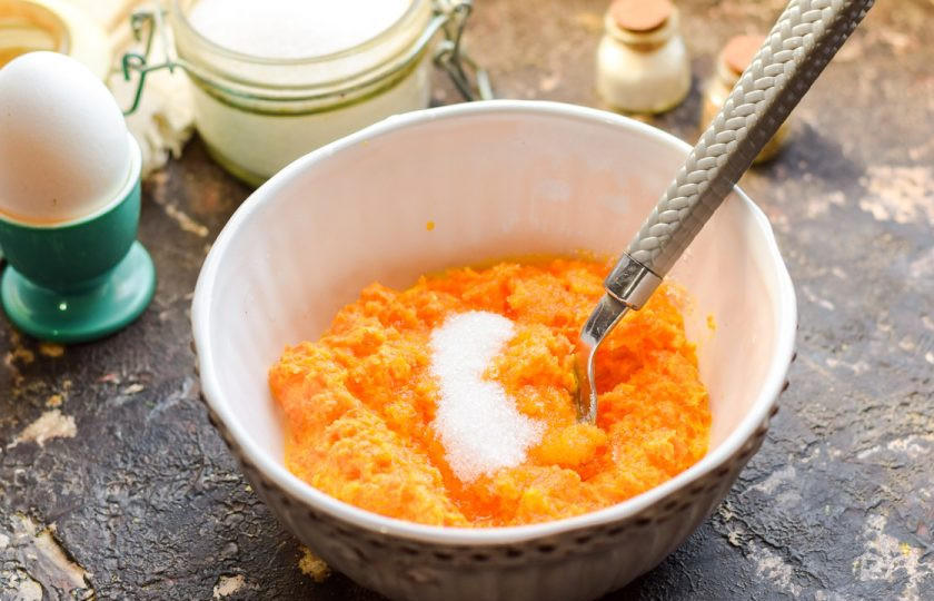 1. Этап. Морковные котлеты с изюмом: Измельчите морковь в блендере, переложите в миску. Добавьте сахар в морковь.