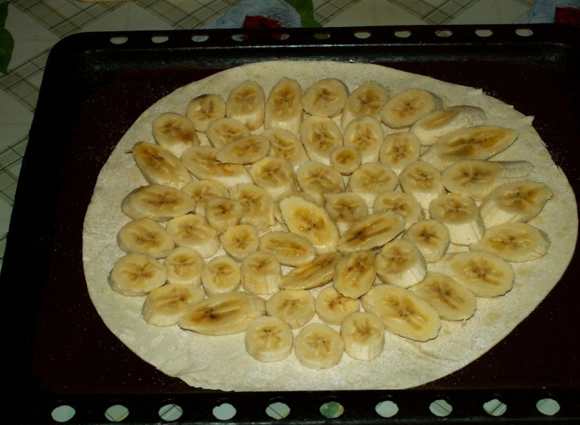 1. Этап. Банановый пирог из слоеного теста: Выложите кругом бананы на корж равномерно.