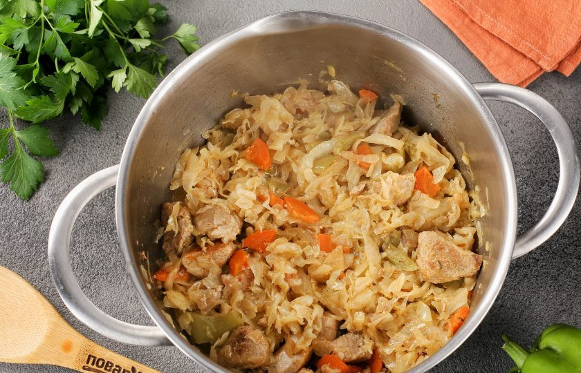 1. Этап. Тушёная капуста с мясом в кастрюле: Тушёная капуста с мясом в кастрюле готова.