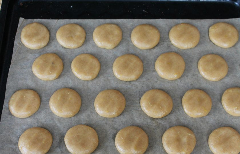 1. Этап. Песочное имбирное печенье: Остывшее тесто стало плотнее. Если нужно добавляем еще 1-2 ложки муки и руками замешиваем тесто. Отделяем небольшие части теста, делаем круглые заготовки и выкладываем их на противень покрытый пекарской бумагой. Выпекаем в духовке при температуре 180-190 градусов около 12 минут.