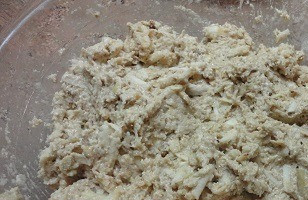 1. Этап. Яблочно-ореховый кекс: К сухим ингредиентам добавляем натертые яблоки и смесь пюре с растительным маслом.