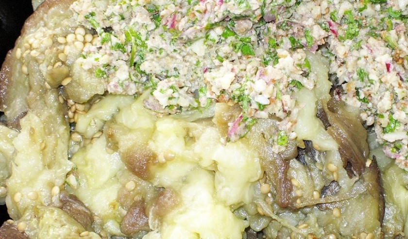 1. Этап. Пхали из баклажанов: Запеченные баклажаны достаем из кожицы и немного разминаем вилкой. Вливаем к баклажанам заправку и перемешиваем.