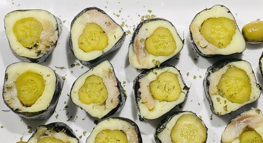 1. Этап. Роллы с сельдью, картофелем и соленым огурцом: Украсить можно зеленым луком (у меня не оказалось ) положила оливки без косточки и посыпала сухой кинзой.