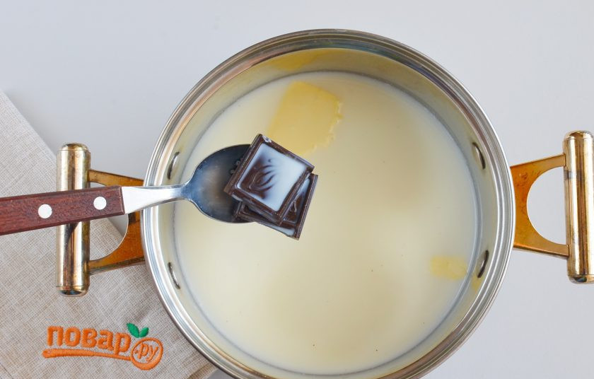1. Этап. Десерт из шоколада: В кастрюлю влейте молоко, добавьте сахар, шоколад и масло. Поставьте на огонь и доведите до кипения, постоянно перемешивайте, чтобы шоколад растаял и не прилип ко дну, чтобы растворился сахар.