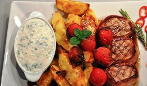 1. Этап. Медальоны: Подавать медальоны можно с соусом как самостоятельное блюдо или сделать как я: с соусом, картошкой, томлеными помидорами. Блюдо я полил остатками ароматного масла. Вкусно!