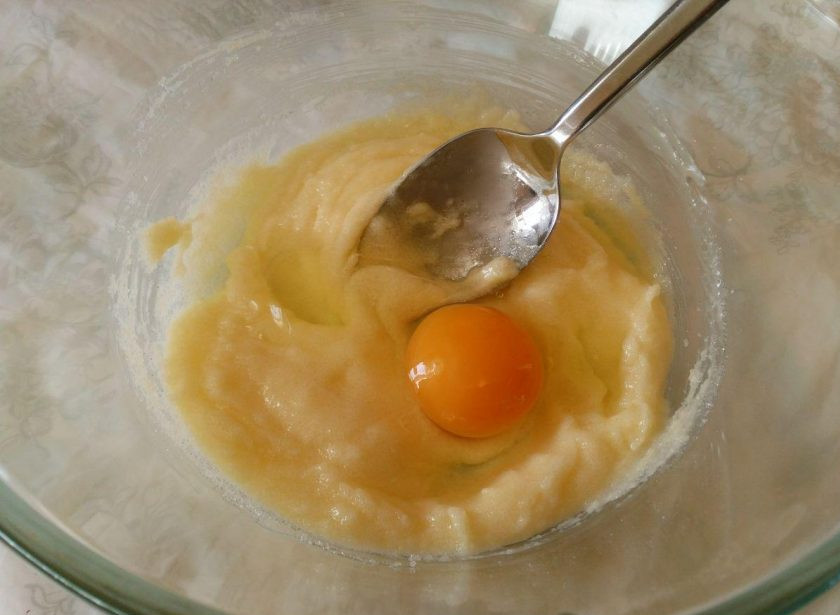 1. Этап. Яблочный пирог из овсяного теста: По одному введите яйца, продолжая перемешивать массу ложкой.