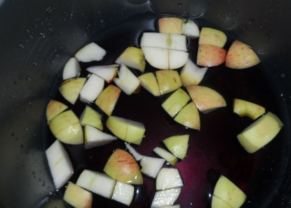 1. Этап. Компот из вишни в мультиварке: Далее в кастрюлю добавьте нарезанные яблоки.