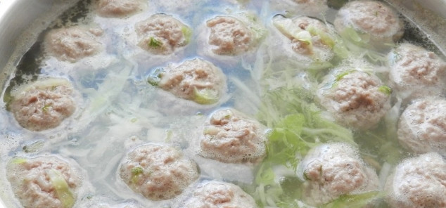 1. Этап. Борщ с фрикадельками: 4. Теперь из фарша слепим шарики, бросаем их в бульон. Варим до готовности.