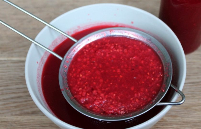 1. Этап. Малиновый мармелад: Получившуюся массу перекладываем в сито с мелкими дырочками. Сок с мякотью стекает в пиалу, а косточки остаются в ситечке.