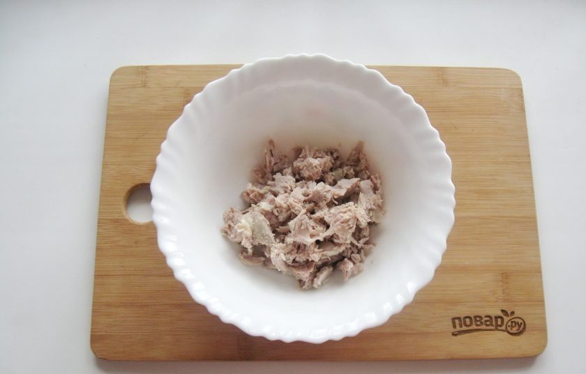 1. Этап. Салат Купеческий на Новый год: Отварную свинину нарежьте соломкой или кубиками. Выложите в салатник.