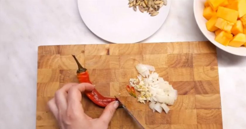 1. Этап. Крем-суп из тыквы: 1. Нарежьте лук и чеснок, немного горького перца любой формой, так как овощи будут потом перебиваться блендером. Вы можете взять белый молотый перец вместо горького перца.