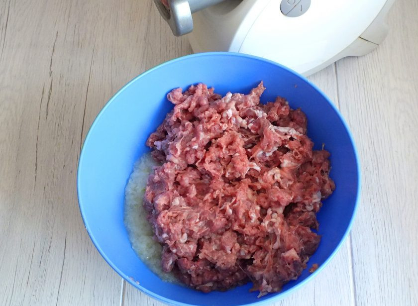 1. Этап. Манты с индейкой: К луку пропустите через мясорубку с крупной решеткой мясо бедра индейки. Предварительно удалите все возможные косточки.