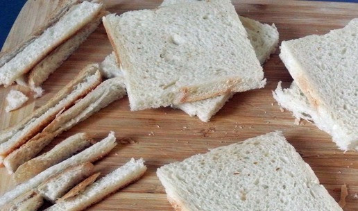 1. Этап. Ленивый хот-дог: Обрезать края у тостового хлеба.