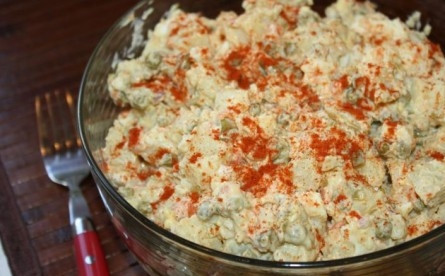 1. Этап. Картофельный салат с яйцом: 7. Перед подачей картофельный салат с яйцом можно присыпать паприкой или измельченной зеленью. Приятного аппетита!