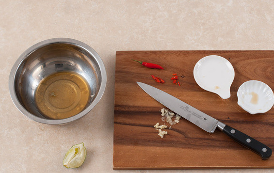 1. Этап. Говядина с базиликом: Чеснок мелко-мелко рубим (до состояния пасты), мелко нарезаем чили перец. В удобной миске смешиваем рыбный соус, чеснок, перец, сахар и сок 1/4 лайма.