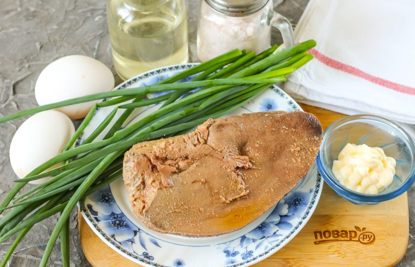 1. Этап. Салат Омлетный: Подготовьте указанные ингредиенты. Печень заранее отварите в течение 20-25 минут до готовности и остудите.