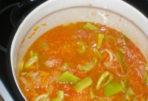 1. Этап. Кабачковое рагу на зиму: Добавьте перец, тертые помидоры варите полчаса на маленьком огне.