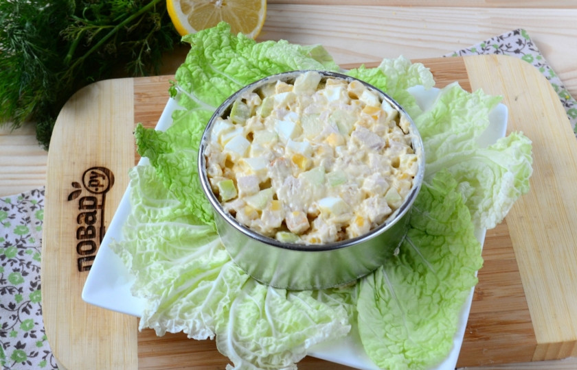 1. Этап. Салат из кукурузы и куриной грудки: Салат уже готов. Предлагаю его оригинально подать на плоской тарелке, украшенной зеленью.