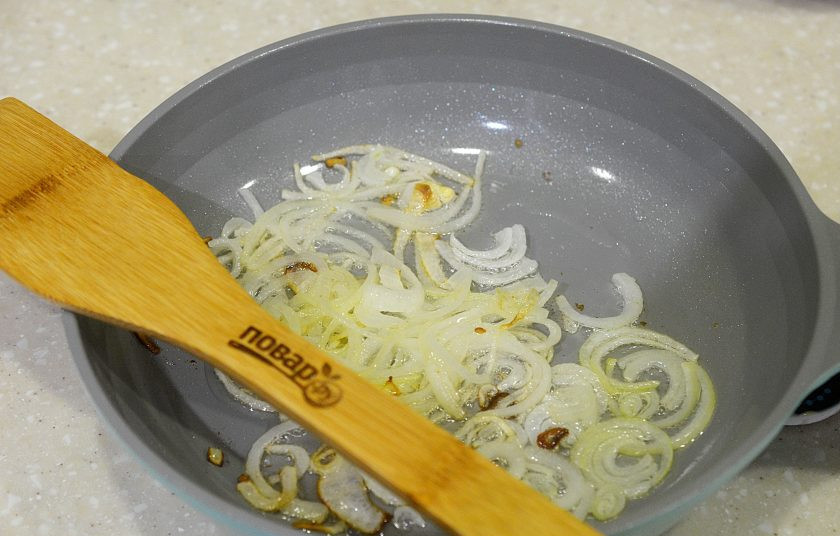 1. Этап. Сердечки в соевом соусе: 3. Обжарьте лук с добавлением масла.