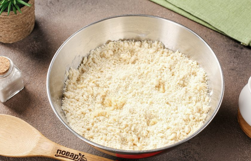 1. Этап. Хрущёвское тесто на сухих дрожжах: Соедините муку, размягчённое сливочное масло, сахар, соль и дрожжи. Перетрите всё руками до состояния крошек.