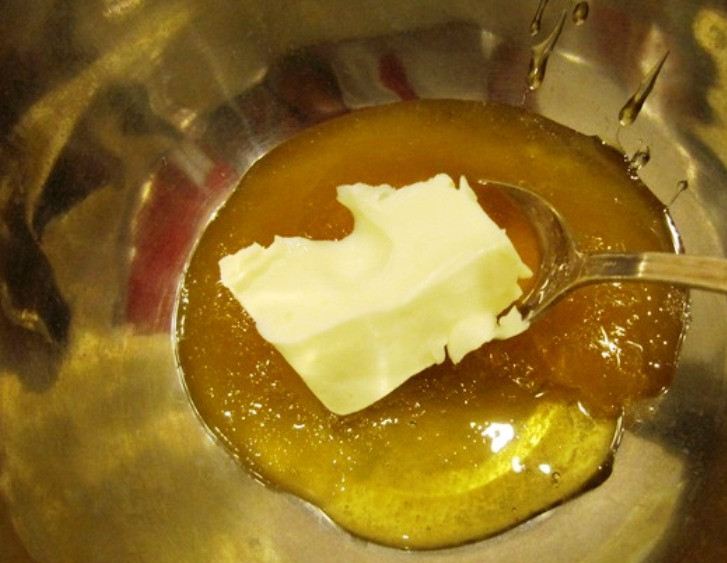 1. Этап. Медовый пирог с миндалем: Растопите масло и мед на водяной бане.