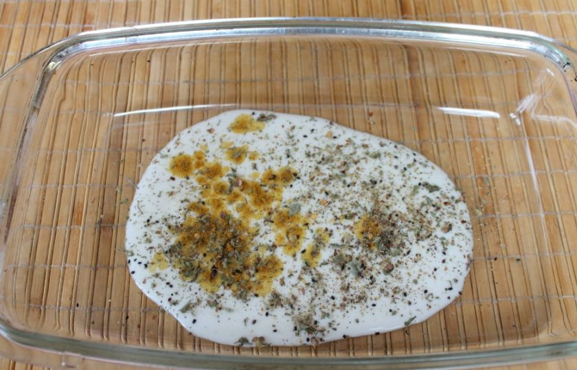 1. Этап. Рыба в кефире в духовке: Насыпаем соль и пряные травы. Все перемешиваем.