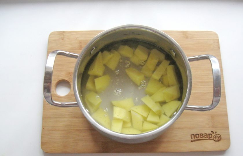 1. Этап. Суп из чечевицы без мяса: Картофель очистите, помойте и нарежьте. Выложите в кастрюлю, залейте водой и поставьте на плиту. Начинайте варить суп.