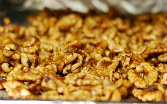 1. Этап. Жареные креветки с медом: 1. Орехи - ингредиент, который можно добавлять в рецепт приготовления жареных креветок с медом по желанию. С ними закуска приобретает дополнительную пикантность. Их можно просто подсушить на сковороде или в духовке, а также закарамелизовать, например.